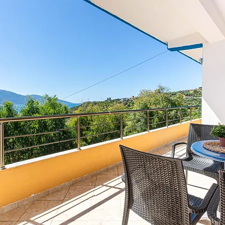 Radhima Extra - 2 Bedroom 8 People - Kitchen, Parking & Veranda * Vlorë